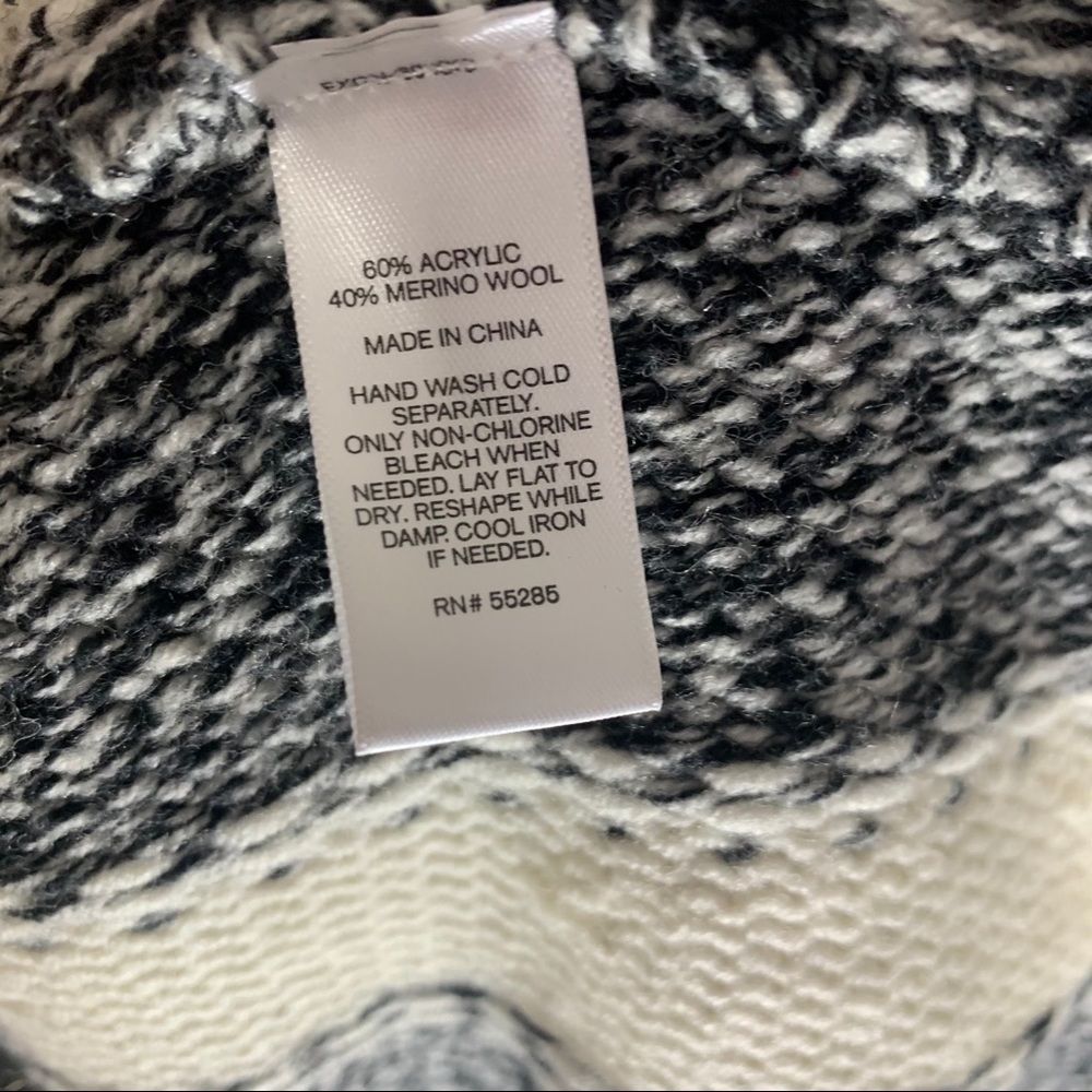 Express small or medium sweater - Picture 3 of 4